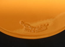 Lade das Bild in den Galerie-Viewer, GROßES ORANGENES PLATZDECKCHEN, Kunststoff / Plastik, Blumenblüten Form Motiv Einkerbungen Dekor (G)
