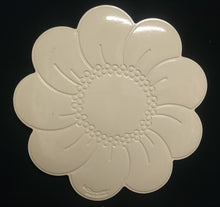 Lade das Bild in den Galerie-Viewer, 2er Set MITTELGROßE CREMEFARBENDE PLATZDECKCHEN, Kunststoff / Plastik, Blumenblüten Form Motiv Einkerbungen Dekor (G)
