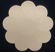 Lade das Bild in den Galerie-Viewer, 2er Set MITTELGROßE CREMEFARBENDE PLATZDECKCHEN, Kunststoff / Plastik, Blumenblüten Form Motiv Einkerbungen Dekor (G)
