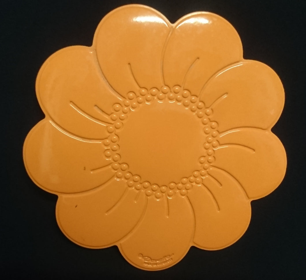 MITTELGROßES ORANGENES PLATZDECKCHEN, Kunststoff / Plastik, Blumenblüten Form Motiv Einkerbungen Dekor (G)