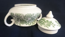 Lade das Bild in den Galerie-Viewer, 3er Set MILCHKÄNNCHEN &amp; ZUCKERDOSE MIT DECKEL &quot;Staffordshire&quot; (Limited) - Keramik / Steingut, Indian Tree Style Unterglasur Dekor, Hand graviert (Hand Engraved)
