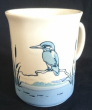 Lade das Bild in den Galerie-Viewer, KAFFEETASSE - Keramik / Steingut, Landschaft Wassergrashalme Pflanzen Eisvogel Motiv Dekor
