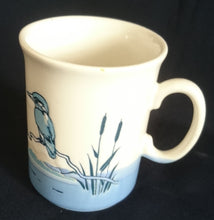 Lade das Bild in den Galerie-Viewer, KAFFEETASSE - Keramik / Steingut, Landschaft Wassergrashalme Pflanzen Eisvogel Motiv Dekor
