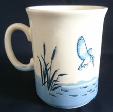 Lade das Bild in den Galerie-Viewer, KAFFEETASSE - Keramik / Steingut, Landschaft Wassergrashalme Pflanzen Eisvogel Motiv Dekor
