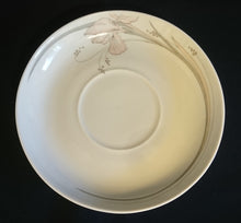 Lade das Bild in den Galerie-Viewer, 2er Set SUPPENTASSEN UNTERTELLER - Porzellan, Lilien Blumen Dekor
