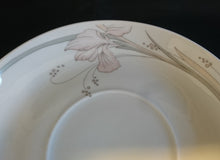 Lade das Bild in den Galerie-Viewer, 2er Set SUPPENTASSEN UNTERTELLER - Porzellan, Lilien Blumen Dekor
