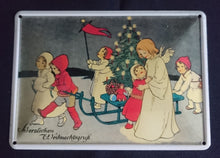 Lade das Bild in den Galerie-Viewer, BLECHPOSTKARTE - Metall / Blech, Weihnachtsbaum Engel Kinder Schlitten Motiv Dekor (G)
