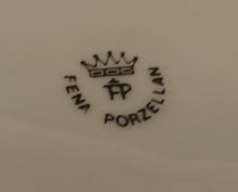 Lade das Bild in den Galerie-Viewer, 2er Set SPEISETELLER - Porzellan, Goldrand Geometrisches Punkte Relief Dekor
