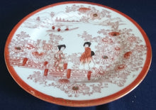 Lade das Bild in den Galerie-Viewer, KLEINER DESSERTTELLER - Porzellan, Goldrand Breiter Rotrand Landschaft Park Brücke See Leute Motiv Dekor
