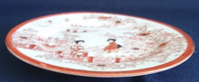 Lade das Bild in den Galerie-Viewer, KLEINER DESSERTTELLER - Porzellan, Goldrand Breiter Rotrand Landschaft Park Brücke See Leute Motiv Dekor
