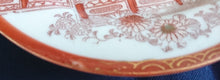 Lade das Bild in den Galerie-Viewer, KLEINER DESSERTTELLER - Porzellan, Goldrand Breiter Rotrand Landschaft Park Brücke See Leute Motiv Dekor
