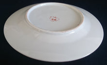 Lade das Bild in den Galerie-Viewer, KLEINER DESSERTTELLER - Porzellan, Goldrand Breiter Rotrand Landschaft Park Brücke See Leute Motiv Dekor
