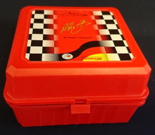 Lade das Bild in den Galerie-Viewer, BROTDOSEN -BOX MIT 4 FÄCHERN "Sportline Collection" "Michael Schuhmacher" - Kunststoff, Formel 1 Eins Zielflagge Auf- &amp; Unterschrift Rennsport Motiv Dekor, Verschließ- &amp; Aufklappbar
