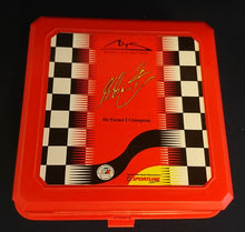 Lade das Bild in den Galerie-Viewer, BROTDOSEN -BOX MIT 4 FÄCHERN "Sportline Collection" "Michael Schuhmacher" - Kunststoff, Formel 1 Eins Zielflagge Auf- &amp; Unterschrift Rennsport Motiv Dekor, Verschließ- &amp; Aufklappbar
