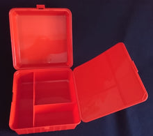 Lade das Bild in den Galerie-Viewer, BROTDOSEN -BOX MIT 4 FÄCHERN "Sportline Collection" "Michael Schuhmacher" - Kunststoff, Formel 1 Eins Zielflagge Auf- &amp; Unterschrift Rennsport Motiv Dekor, Verschließ- &amp; Aufklappbar
