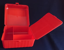 Lade das Bild in den Galerie-Viewer, BROTDOSEN -BOX MIT 4 FÄCHERN "Sportline Collection" "Michael Schuhmacher" - Kunststoff, Formel 1 Eins Zielflagge Auf- &amp; Unterschrift Rennsport Motiv Dekor, Verschließ- &amp; Aufklappbar
