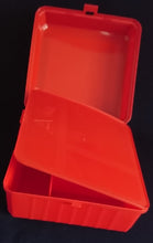 Lade das Bild in den Galerie-Viewer, BROTDOSEN -BOX MIT 4 FÄCHERN "Sportline Collection" "Michael Schuhmacher" - Kunststoff, Formel 1 Eins Zielflagge Auf- &amp; Unterschrift Rennsport Motiv Dekor, Verschließ- &amp; Aufklappbar
