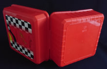 Lade das Bild in den Galerie-Viewer, BROTDOSEN -BOX MIT 4 FÄCHERN "Sportline Collection" "Michael Schuhmacher" - Kunststoff, Formel 1 Eins Zielflagge Auf- &amp; Unterschrift Rennsport Motiv Dekor, Verschließ- &amp; Aufklappbar
