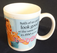 Lade das Bild in den Galerie-Viewer, KAFFEETASSE - Keramik / Steingut, Englischer Schriftzug Frauen Motiv Dekor
