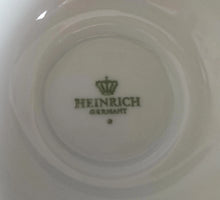 Lade das Bild in den Galerie-Viewer, 2er Set 2er KAFFEEGEDECKE - Porzellan, Abstrakt Blumenblüten Rand Rüdesheim Motiv Asbach Schriftzug Relief Form Dekor
