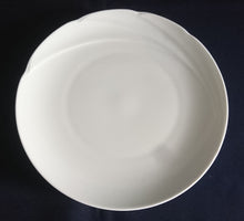 Lade das Bild in den Galerie-Viewer, 2er Set DESSERTTELLER - Porzellan, Einfärbiges Wellenrand Dekor
