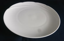 Lade das Bild in den Galerie-Viewer, 2er Set DESSERTTELLER - Porzellan, Einfärbiges Wellenrand Dekor
