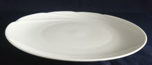 Lade das Bild in den Galerie-Viewer, 2er Set DESSERTTELLER - Porzellan, Einfärbiges Wellenrand Dekor
