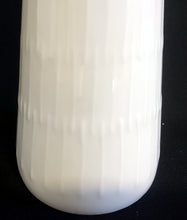 Lade das Bild in den Galerie-Viewer, BLUMENVASE &quot;Apart&quot; - Porzellan, Striche Linien Relief Dekor, Designer Hans Achtziger
