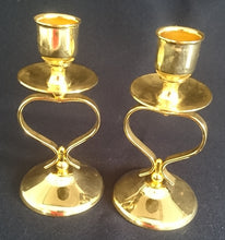Lade das Bild in den Galerie-Viewer, 2er Set STABTAFEL KERZENSTÄNDER - Metall / 24 Karat Vergoldet, Klassisch Herzform Motiv Dekor (G)
