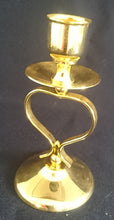 Lade das Bild in den Galerie-Viewer, 2er Set STABTAFEL KERZENSTÄNDER - Metall / 24 Karat Vergoldet, Klassisch Herzform Motiv Dekor (G)
