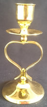Lade das Bild in den Galerie-Viewer, 2er Set STABTAFEL KERZENSTÄNDER - Metall / 24 Karat Vergoldet, Klassisch Herzform Motiv Dekor (G)
