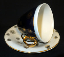 Lade das Bild in den Galerie-Viewer, 2er Set UNTERTASSEN, Porzellan, Linien Goldrand Sonne Blumenblüten Dekor
