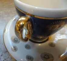 Lade das Bild in den Galerie-Viewer, 2er Set UNTERTASSEN, Porzellan, Linien Goldrand Sonne Blumenblüten Dekor
