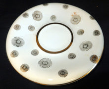 Lade das Bild in den Galerie-Viewer, 2er Set UNTERTASSEN, Porzellan, Linien Goldrand Sonne Blumenblüten Dekor
