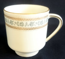 Lade das Bild in den Galerie-Viewer, 2er Set MOCCA KAFFEETASSEN - Porzellan, Goldrand Abstrakt Rosen Blumen Blüten Blatt Bältter Pflanzen Motiv Dekor
