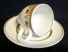 Lade das Bild in den Galerie-Viewer, 2er Set MOCCA UNTERTASSEN "Friesland Atlantis" - Porzellan, Goldrand Abstrakt Muschel Fisch Schuppen Relief Dekor
