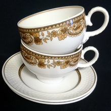 Lade das Bild in den Galerie-Viewer, 2er Set UNTERTASSEN "Friesland Atlantis" - Porzellan, Goldrand Abstrakt Muschel Fisch Schuppen Relief Dekor
