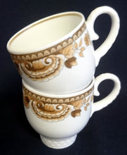 Lade das Bild in den Galerie-Viewer, MOCCATASSE "Friesland Atlantis" - Porzellan, Goldrand Abstrakt Muschel Fisch Schuppen Relief Dekor
