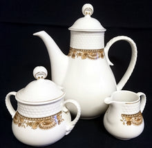Lade das Bild in den Galerie-Viewer, KAFFEEKANNE MIT DECKEL "Friesland Atlantis" - Porzellan, Goldrand Abstrakt Muschel Fisch Schuppen Relief Dekor
