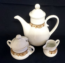 Lade das Bild in den Galerie-Viewer, KAFFEEKANNE MIT DECKEL "Friesland Atlantis" - Porzellan, Goldrand Abstrakt Muschel Fisch Schuppen Relief Dekor
