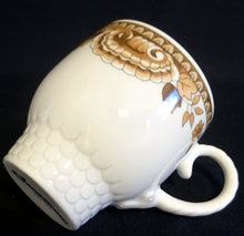 Lade das Bild in den Galerie-Viewer, 2er Set 2er MOCCAGEDECKE "Friesland Atlantis" - Porzellan, Goldrand Abstrakt Muschel Fisch Schuppen Relief Dekor
