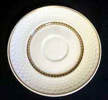 Lade das Bild in den Galerie-Viewer, 2er Set MOCCA UNTERTASSEN "Friesland Atlantis" - Porzellan, Goldrand Abstrakt Muschel Fisch Schuppen Relief Dekor
