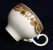 Lade das Bild in den Galerie-Viewer, 2er Set TEETASSEN "Friesland Atlantis" - Porzellan, Goldrand Abstrakt Muschel Fisch Schuppen Relief Dekor
