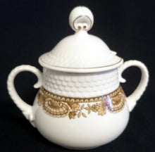 Lade das Bild in den Galerie-Viewer, ZUCKERDOSE MIT DECKEL "Friesland Atlantis" - Porzellan, Goldrand Abstrakt Muschel Fisch Schuppen Relief Dekor
