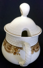 Lade das Bild in den Galerie-Viewer, ZUCKERDOSE MIT DECKEL "Friesland Atlantis" - Porzellan, Goldrand Abstrakt Muschel Fisch Schuppen Relief Dekor
