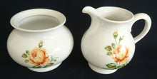 Lade das Bild in den Galerie-Viewer, 2er Set MILCHKÄNNCHEN &amp; ZUCKERDOSE OHNE DECKEL - Porzellan, Flora Rosen Blumen Blüten Knospen Blätter Pflanzen Motiv Dekor
