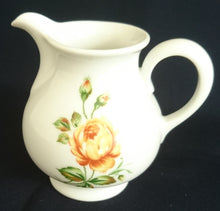 Lade das Bild in den Galerie-Viewer, 2er Set MILCHKÄNNCHEN &amp; ZUCKERDOSE OHNE DECKEL - Porzellan, Flora Rosen Blumen Blüten Knospen Blätter Pflanzen Motiv Dekor
