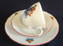 Lade das Bild in den Galerie-Viewer, 3er TEEGEDECK - Porzellan, Haus Kinder Fahrrad Schneemann Linien Randdekor
