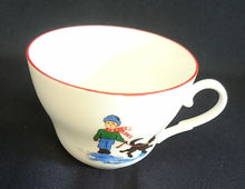 Lade das Bild in den Galerie-Viewer, 3er TEEGEDECK - Porzellan, Weihnachtsbaum Junge Hund Linien Randdekor
