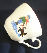 Lade das Bild in den Galerie-Viewer, 3er TEEGEDECK - Porzellan, Weihnachtsbaum Junge Hund Linien Randdekor
